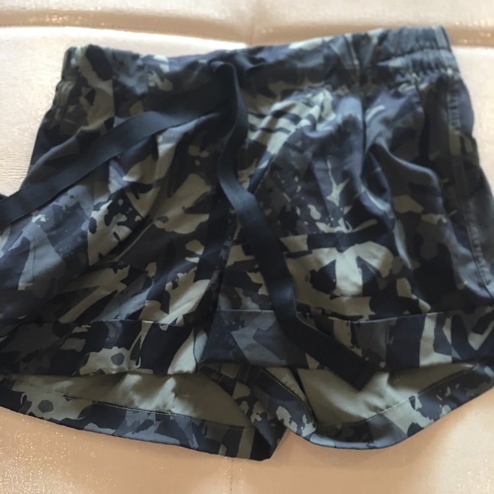 Camo tracker short siZe 4